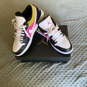 Jordan 1 low black active fuchsia cyber